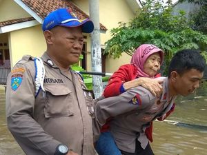 1.500 Warga Dievakuasi Akibat Banjir di Cirebon 1.500 Warga Dievakuasi Akibat Banjir di Cirebon