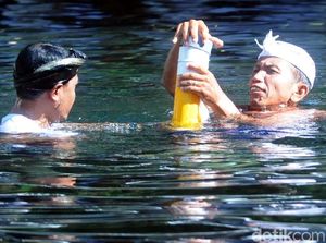 Khusyuk, Ratusan Umat Hindu Jalani Upacara Mendhak Tirta di Boyolali