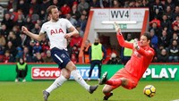 Cedera Kane berawal ketika ia berusaha meneruskan bola hasil operan Christian Eriksen ke depan gawang Bournemouth. (Foto: Matthew Childs/Action Images via Reuters)