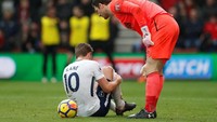 Begovic, yang dalam situasi ini tidak salah apa-apa karena secara fair memperebutkan bola, tampak bersimpati dengan kondisi Kane. (Foto: Matthew Childs/Action Images via Reuters)