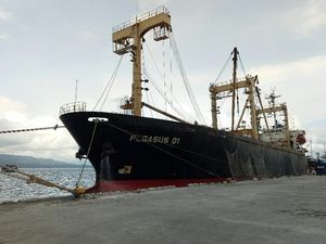 Beras Impor Thailand Tiba di Pelabuhan Tanjungwangi Banyuwangi