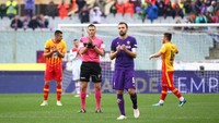 Pertandingan sempat dihentikan di menit ke-13, angka yang merupakan nomor punggung Astori. Seisi stadion memberi penghormatan kepada Astori dengan bertepuk tangan. Foto: Alessandro Bianchi/Reuters