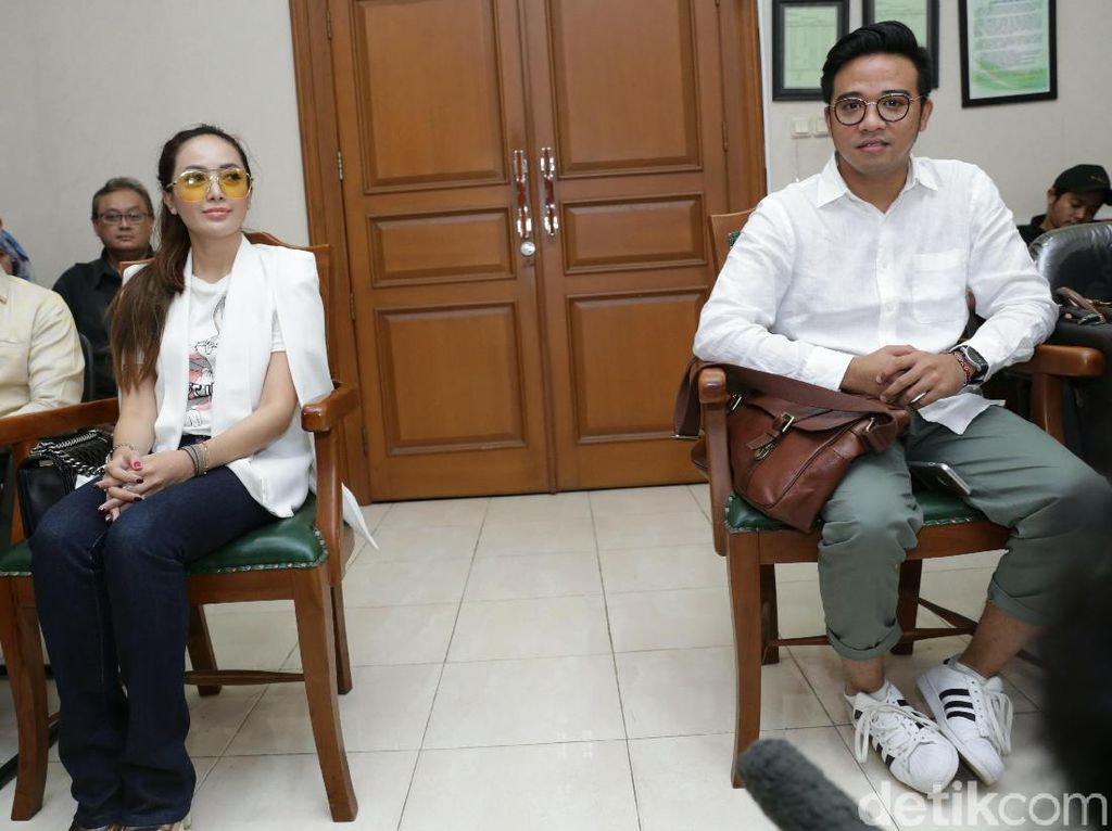 Cinta Ratu Nansya Mengelak Adanya Pelet, Roby Geisha Berikan Bukti Ini Cinta Ratu Nansya Mengelak Adanya Pelet, Roby Geisha Berikan Bukti Ini