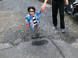 Kaget! Ada Bocah yang Tampak Melayang di Foto Ini