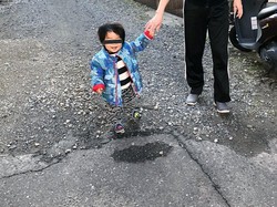 Kaget! Ada Bocah yang Tampak Melayang di Foto Ini