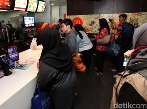 Antrian Panjang di Pembagian Sarapan Gratis