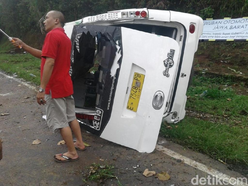Begini Kerusakan Minibus yang Kecelakaan di Tanjakan Emen Subang Begini Kerusakan Minibus yang Kecelakaan di Tanjakan Emen Subang