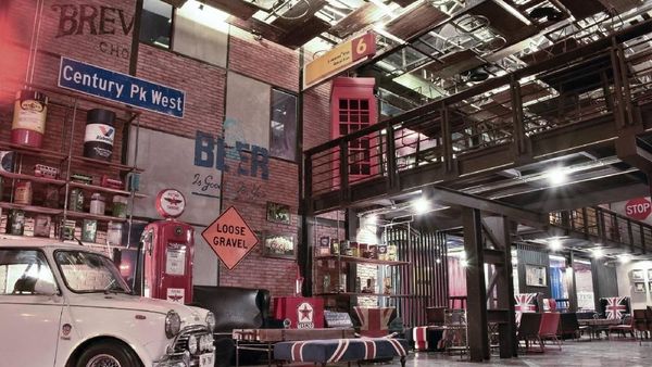 Seru! Nongkrong di Kafe Pom Bensin Vintage Sambil Menikmati Live Music