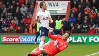 Bola bisa ditendang Kane yang kemudian harus berbenturan dengan Begovic tepat di mulut gawang. (Foto: Matthew Childs/Action Images via Reuters)