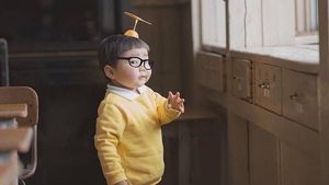 Pose Ala Nobita, Balita Jepang Ini Gemasnya Kebangetan