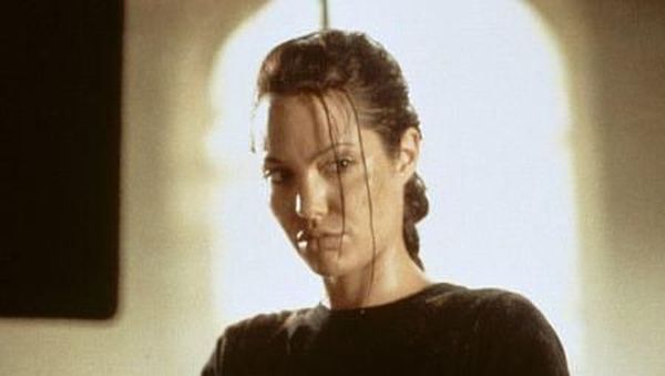 Foto: Ini Bedanya Gaya Angelina Jolie dan Alicia Vikander di Tomb Raider