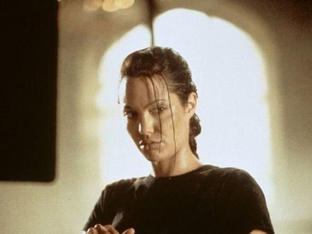Foto: Ini Bedanya Gaya Angelina Jolie dan Alicia Vikander di Tomb Raider
