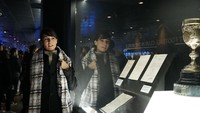 Seorang guide Tur Bernabeu memandu pengunjung memasuki museum. (Femi Diah/detikSport)
