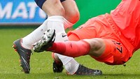 Usai menendang bola, kaki kanan Kane terlihat menapak tidak mulus. Apalagi Begovic pun sudah datang menerjang. (Foto: Matthew Childs/Action Images via Reuters)