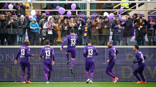 Pemain Fiorentina menggunakan kostum bernomor punggung 13 milik Davide Astori sebelum laga.