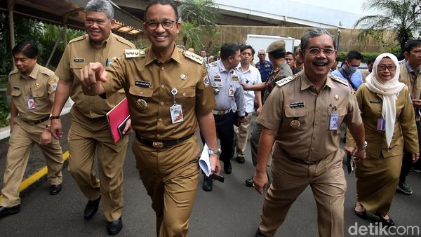 Foto: Anies Sidak Sumur Resapan Gedung-gedung di Jakarta