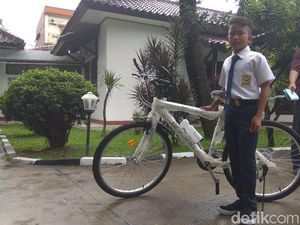 Kisah Bocah Karawang Jalan 1 Jam ke Sekolah dan Hadiah Sepeda