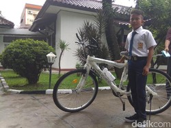 Kisah Bocah Karawang Jalan 1 Jam ke Sekolah dan Hadiah Sepeda