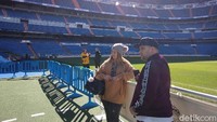 Pengunjung berfoto di stadion Santiao Bernabeu. (Femi Diah/detikSport)