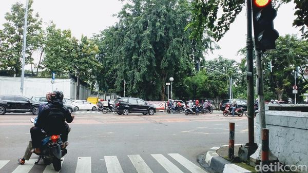 Asyiknya Parkir di Zebra Cross