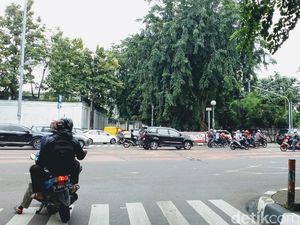 Asyiknya Parkir di Zebra Cross Asyiknya Parkir di Zebra Cross