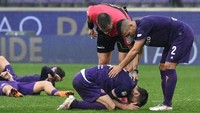 Milan Badelj, yang didapuk sebagai kapten pengganti Astori, tampak sangat emosional setelah pertandingan. Ia sampai harus ditenangkan oleh rekannya dan wasit. Foto: Claudio Giovannini/AFP PHOTO
