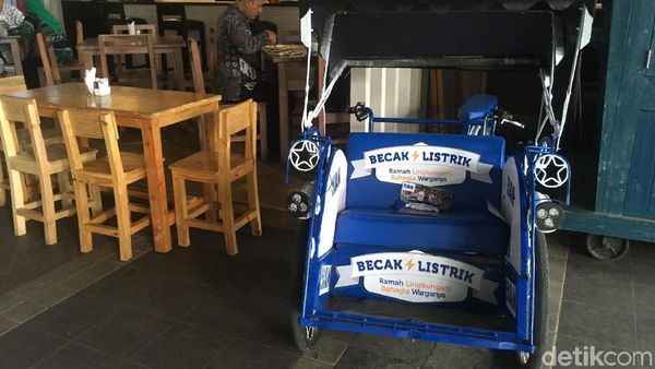 Becak Listrik Putra Amien Rais yang Mangkal di Kafe Balai Kota DKI