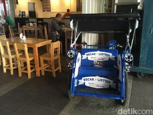 Becak Listrik Putra Amien Rais yang Mangkal di Kafe Balai Kota DKI Becak Listrik Putra Amien Rais yang Mangkal di Kafe Balai Kota DKI