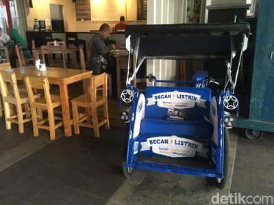 Becak Listrik Putra Amien Rais yang Mangkal di Kafe Balai Kota DKI