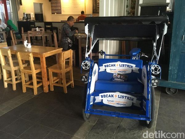 Becak Listrik Putra Amien Rais yang Mangkal di Kafe Balai Kota DKI