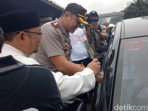 Bagikan Mawar dan Stiker, Polisi dan MUI Kampanye Anti-Hoax di Jakbar