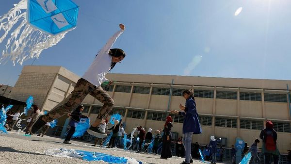 Wajah Gembira Anak-anak di Yordania Saat Main Layangan