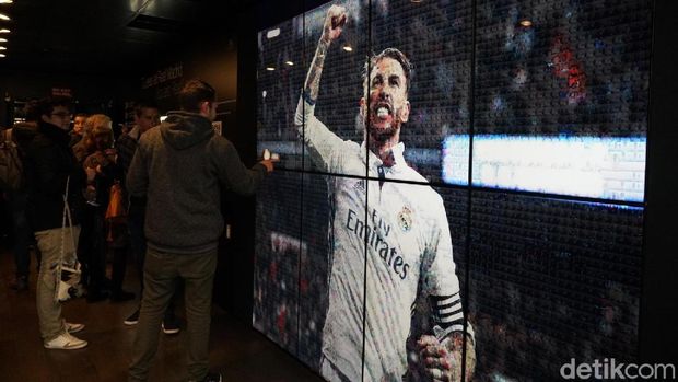foto Sergio Ramos yang dibuat dari kolase foto pengunjung Santiago Bernabeu. 