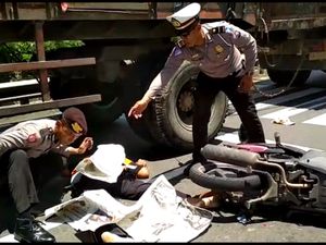 Serempet Truk Gandeng, Pemotor di Blitar Ini Tewas Terjatuh
