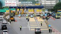 Foto: Suasana Saring Ganjil Genap di Pintu Tol Bekasi