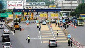 Foto: Suasana Saring Ganjil Genap di Pintu Tol Bekasi