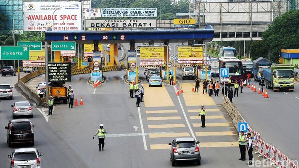 Foto: Suasana Saring Ganjil Genap di Pintu Tol Bekasi