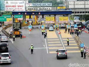 Foto: Suasana Saring Ganjil Genap di Pintu Tol Bekasi