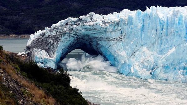 Pemandangan Menakjubkan Runtuhnya Gletser di Argentina