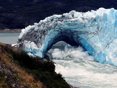 Pemandangan Menakjubkan Runtuhnya Gletser di Argentina