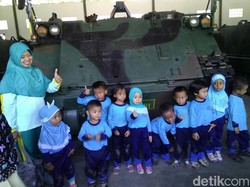 Senyum Iswandari Dampingi Anak Didik Sebelum Tewas di Kecelakaan Tank