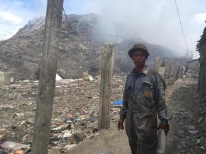 Kantongi Rp 80 Ribu/Hari, Iwan Tak Ingin Anaknya Juga Jadi Pemulung Kantongi Rp 80 Ribu/Hari, Iwan Tak Ingin Anaknya Juga Jadi Pemulung