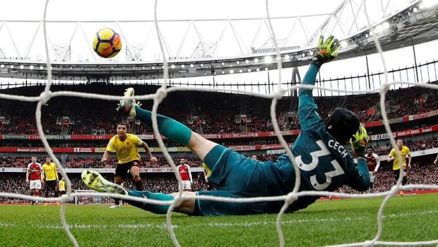 Peter Cech 12 kali clean sheet pada musim lalu.