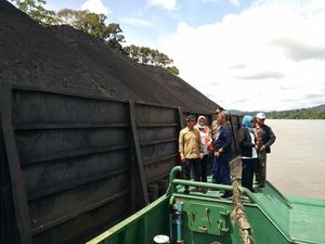 Dua Tongkang Pengangkut Batu Bara Ilegal di Kalteng Diamankan