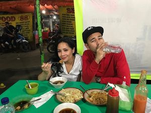 Nggak Pake Gengsi, Lihat 10 Artis Ini Menikmati Makanan Kaki Lima!
