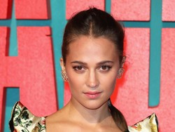 Sibuk Kerja, Alicia Vikander Pesta Makan Malam Lewat Skype