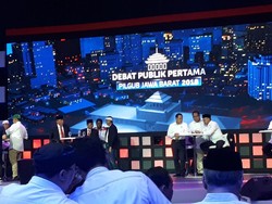 Jeda Debat, Anton dan Dedi Akrab di Atas Panggung Arena