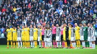 Pertandingan di Allianz Stadium, Minggu (11/3/2018), diawali dengan proses mengheningkan cipta untuk menghormati mendiang kapten Fiorentina Davide Astori. Foto: Massimo Pinca/Reuters