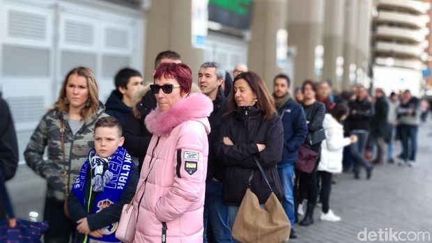 Antrian pembeli tiket Tur Bernabeu mengular.
