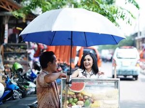 Gaya Selebriti Jajan Makanan Kaki Lima hingga Gaya Seru Chika Jessica Makan